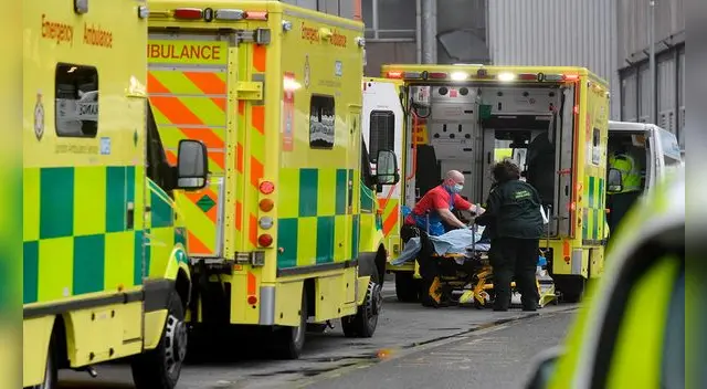 Un paciente es llevado en ambulancia en el Royal Free Hospital de Londres el 11 de enero de 2021, en medio de la pandemia de coronavirus.