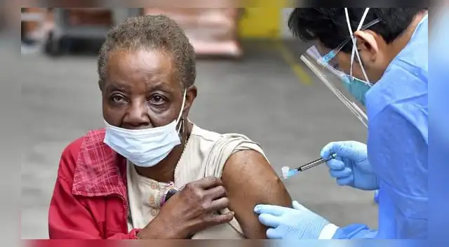 Vera Eskrive, de 86 años, recibe la vacuna Moderna contra el coronavirus en Los Ángeles, Estados Unidos. (Foto de Frederic J. BROWN / AFP).