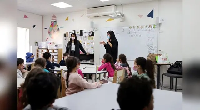 Niños en un aula de su escuela en Mevaseret Zion, luego de que Israel aliviara algunas restricciones por la pandemia de coronavirus. Foto: REUTERS / Ronen Zvulun Niños en un aula de su escuela en Mevaseret Zion, luego de que Israel aliviara algunas restricciones por la pandemia de coronavirus. Foto: REUTERS / Ronen Zvulun