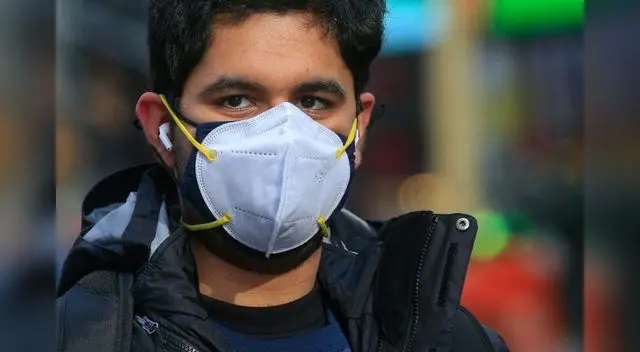 Los Centros para el Control y la Prevención de Enfermedades de Estados Unidos (CDC) recomendaron este miércoles llevar dos mascarillas. Los Centros para el Control y la Prevención de Enfermedades de Estados Unidos (CDC) recomendaron este miércoles llevar dos mascarillas.