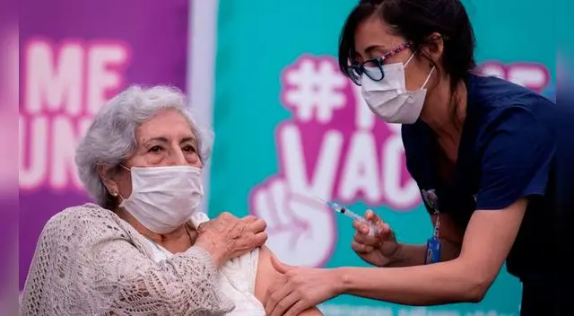 La vacuna china Sinovac contra la COVID-19 es aplicada en distintas ciudades de Chile. Foto: EFE