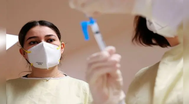 Las personas que habrían sido infectadas previamente con el virus sintieron fatiga, dolor de cabeza, escalofríos, fiebre y dolor muscular y articular después de la primera inyección. Las personas que habrían sido infectadas previamente con el virus sintieron fatiga, dolor de cabeza, escalofríos, fiebre y dolor muscular y articular después de la primera inyección.