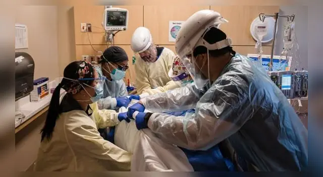 Los trabajadores de la salud tratan a un paciente en el área de desbordamiento de la Unidad de Cuidados Intensivos (UCI) Covid-19 en el Centro Médico Providence Holy Cross en Mission Hills, California, EE. UU. (Foto: Ariana Drehsler / Bloomberg).
