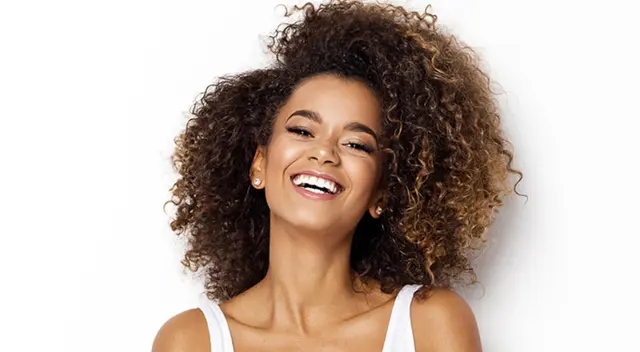 Desenredar y humectar tu cabello afro lo hará más manejable.