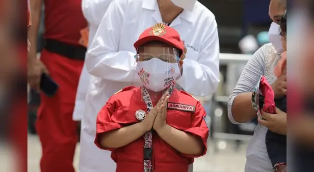 Adrianita, paciente oncológica, cumple su sueño de ser bombera Adrianita, paciente oncológica, cumple su sueño de ser bombera
