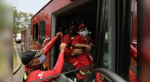 Adrianita, paciente oncológica, cumple su sueño de ser bombera Adrianita, paciente oncológica, cumple su sueño de ser bombera