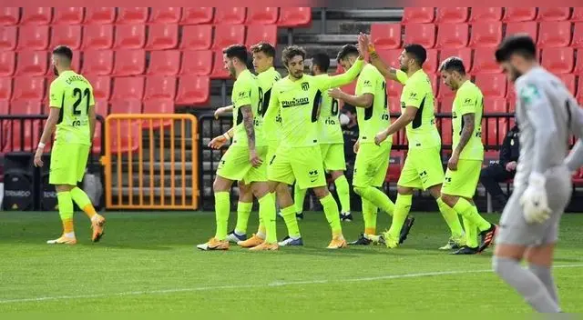 Atlético de Madrid es puro festejo tras derrotar al Granada 2-1.