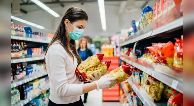 Procura guardar tu distancia con las demás personas cuando vayas al supermercado.