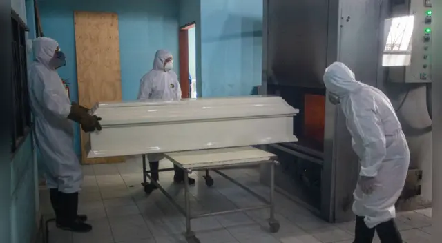 Decesos diarios llegan a 1.003 y cifra supera primer pico de la anterior ola.