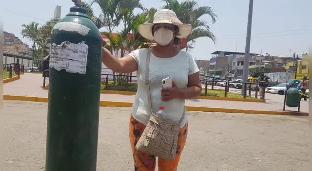 mujer pide ayuda para recargar balón con oxígeno