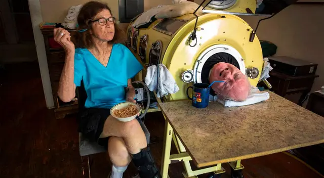 Paul Alexander ha pasado la mayor parte de su vida en una cápsula. Paul Alexander ha pasado la mayor parte de su vida en una cápsula.