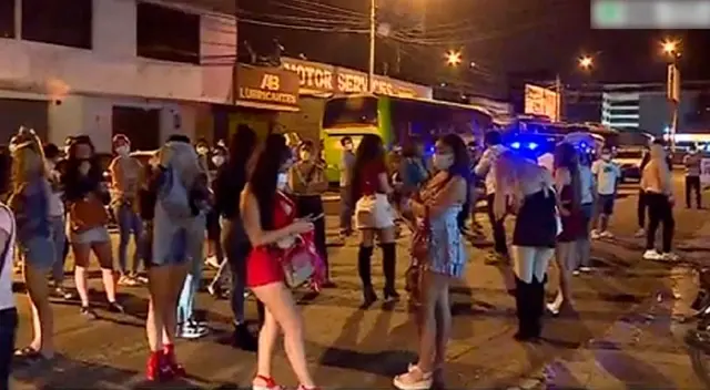 Algunas tiendas ubicadas en el primer piso del local servían como fachada para pasar desapercibido por las autoridades. Además, varios de los infractores no contaban con las mascarillas correspondientes. Algunas tiendas ubicadas en el primer piso del local servían como fachada para pasar desapercibido por las autoridades. Además, varios de los infractores no contaban con las mascarillas correspondientes.