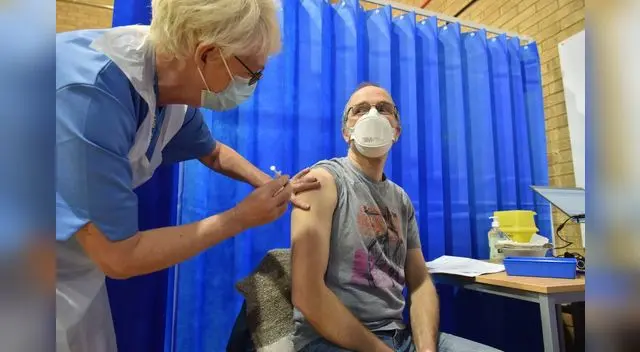 En el primer y segundo grupos de riesgo, ya vacunados, figuraban los inquilinos de residencias de ancianos y sus cuidadores. En el primer y segundo grupos de riesgo, ya vacunados, figuraban los inquilinos de residencias de ancianos y sus cuidadores.