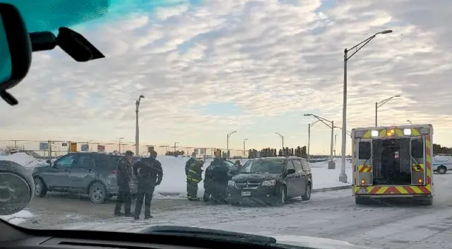 Al acercarse al lugar, el policía escuchó a la conductora gritar: “¡El bebé está saliendo!”. Al acercarse al lugar, el policía escuchó a la conductora gritar: “¡El bebé está saliendo!”.