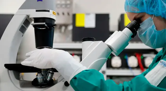 Un científico examina las células infectadas con Covid-19 durante la investigación de una vacuna en un laboratorio en San Petersburgo en mayo. Un científico examina las células infectadas con Covid-19 durante la investigación de una vacuna en un laboratorio en San Petersburgo en mayo.