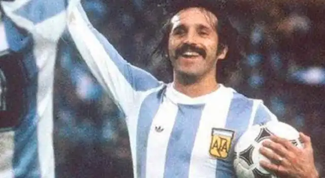 Argentina siente el dolor por la pérdida de uno de sus ídolos futbolísticos. Argentina siente el dolor por la pérdida de uno de sus ídolos futbolísticos.