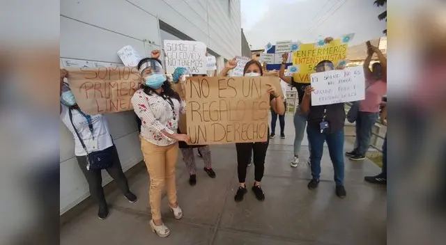 personal de salud realiza plantón para exigir ser inmunizado personal de salud realiza plantón para exigir ser inmunizado