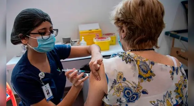 La lista contiene los nombres de los funcionarios del sector salud y relacionados a su entorno.