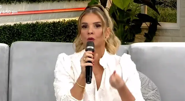 Johanna San Miguel muestra su indignación por vacunación bajo la mesa. Johanna San Miguel muestra su indignación por vacunación bajo la mesa.