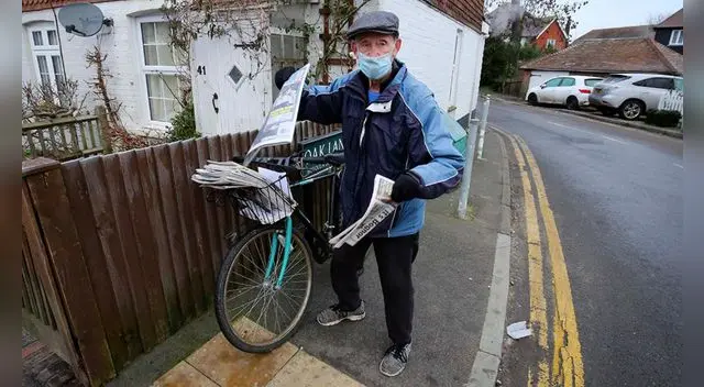 George Bailey es uno de los repartidores de periódicos más longevos de Reino Unido.