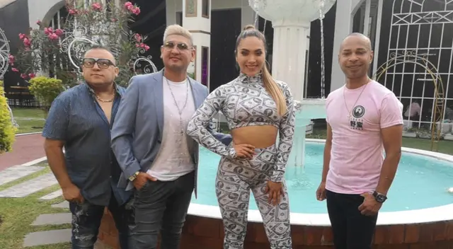 Isabel Acevedo junto a integrantes de orquesta N'Samble.