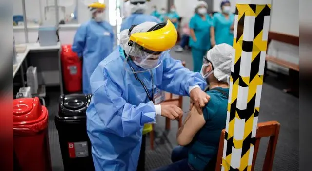 EsSalud informó que el personal de la primera línea en Ica ya se ha inmunizado al 100% con la primera dosis.