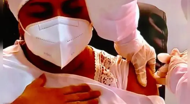 La enfermera Verónica Machado, de 46 años, recibió la primera dosis de Pfizer. La enfermera Verónica Machado, de 46 años, recibió la primera dosis de Pfizer.