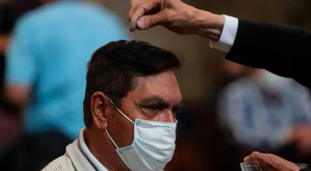 “Hoy bajamos la cabeza para recibir las cenizas”, indicó el papa Francisco en Twitter.