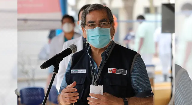 Ministro de Salud se pronunció sobre vacunación a funcionarios.