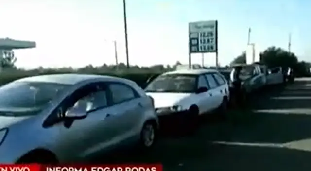 Ciudadanos forman largas colas para conseguir oxígeno medicinal. Alertaron la presencia de revendedores.