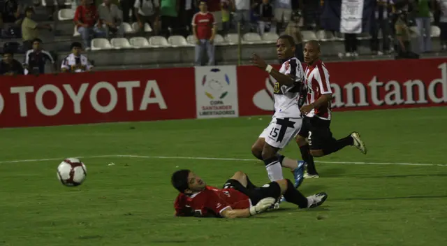 Wilmer Aguirre fue la figura de Alianza Lima aquella noche ante Estudiantes de La Plata.