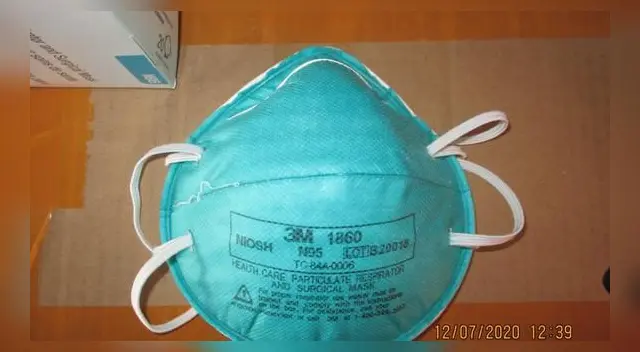 Esta imagen de diciembre de 2020 proporcionada por el Servicio de Inmigración y Control de Aduanas (ICE) de Estados Unidos muestra una mascarilla N95 falsificada que fue incautada. (ICE vía AP).