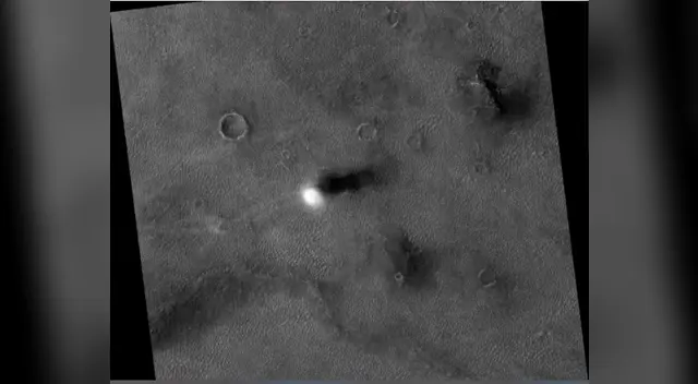 Torbellino de arena es registrado por la cámara HIRISE del orbitador MRO de la Nasa