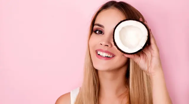 El aceite de coco te ayudará a lucir una piel más radiante.