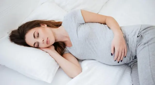 Busca una posición cómoda, de preferencia hacia el lado izquierdo. También puedes colocar una almohada entre tus piernas.