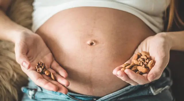 Incluye grasas naturales y frutos secos a tu dieta para aumentar tu producción de óvulos. Incluye grasas naturales y frutos secos a tu dieta para aumentar tu producción de óvulos.