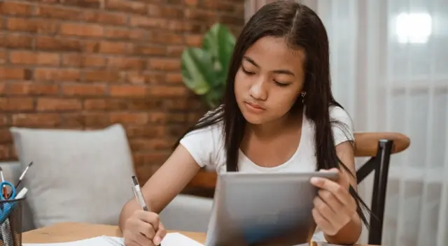 Enséñale que hay un lugar para cada cosa y de preferencia separa su material por cursos.