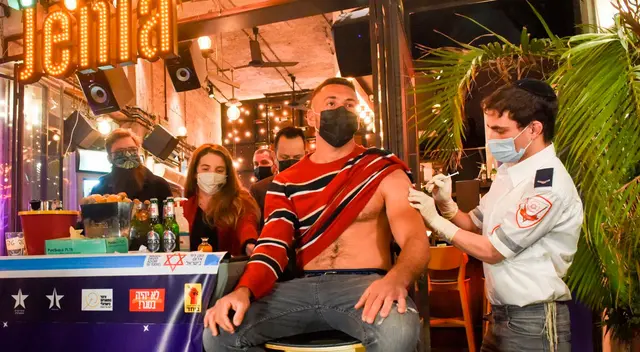 El programa de vacunas de Israel se ha desacelerado considerablemente entre los jóvenes. El programa de vacunas de Israel se ha desacelerado considerablemente entre los jóvenes.