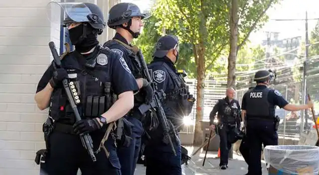 Los dos policías fueron puestos a licencia administrativa. Los dos policías fueron puestos a licencia administrativa.