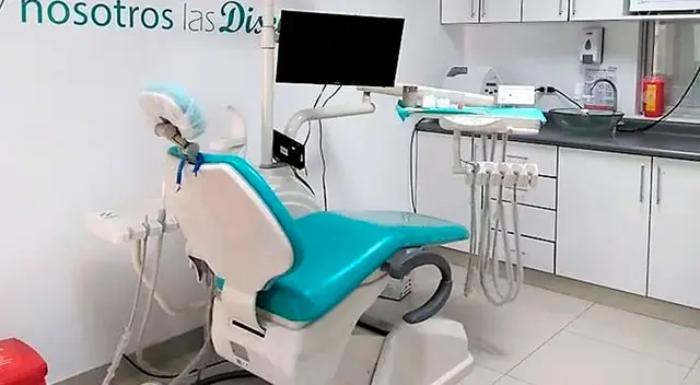 Joven da a luz en un asiento de dentista