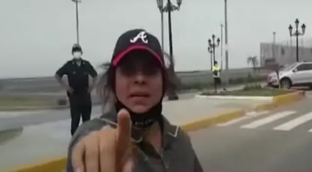 Una mujer propició insultos racistas a los agentes policiales tras indicarle que se coloque de manera correcta la mascarilla.