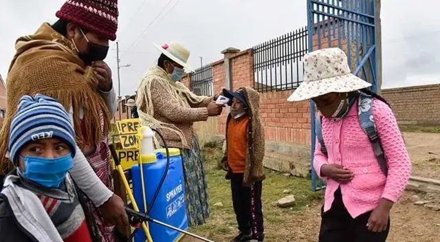 Niños van dos veces por semana al colegio.