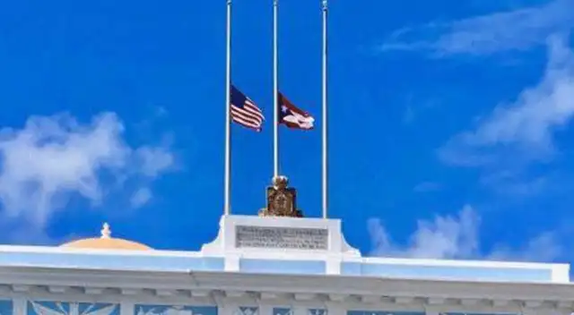Ordenan que  todas las agencias públicas de Puerto Rico coloquen las banderas a media asta | Foto: Difusión