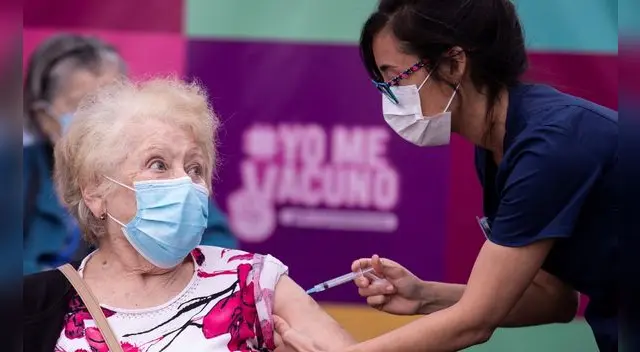 Ciudadana chilena es vacunada contra la COVID-19 en Santiago de Chile.