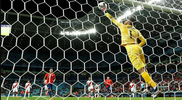 Pedro Gallese fue una de las figuras de aquella memorable noche en el que la selección peruana superó a Chile.