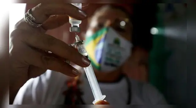 María Angélica de Carvalho Sobrinho, de 53 años, fue la primera persona vacunada en el estado de Bahía, en el noreste de Brasil.
