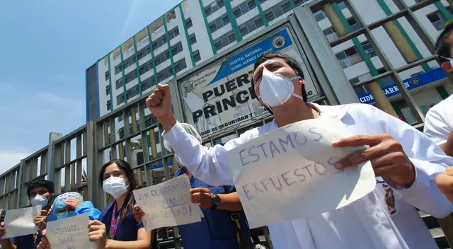 Personal de salud se instaló en los exteriores del Hospital Carrión.