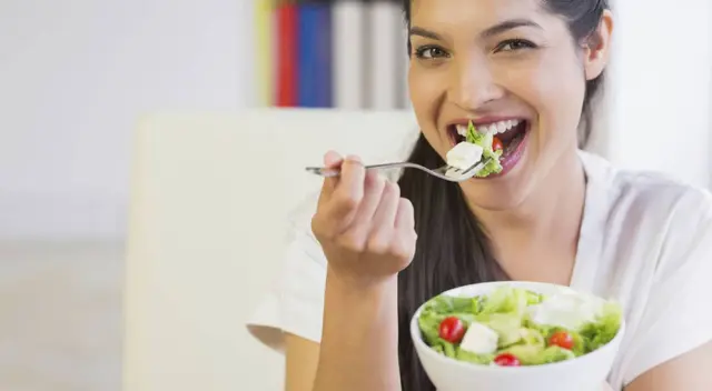 Come a tus horas: desayuno, almuerzo y cena.