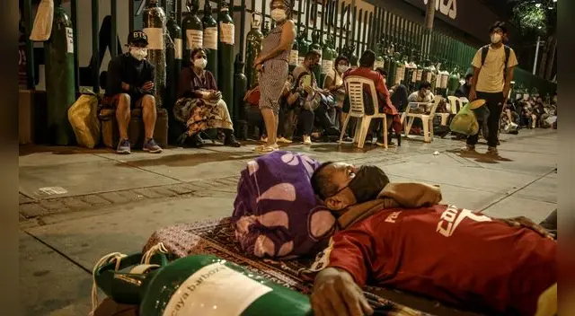 Familiares de pacientes con COVID-19 realizan largas colas para poder adquirir oxígeno medicinal. | Foto: John Reyes/La República