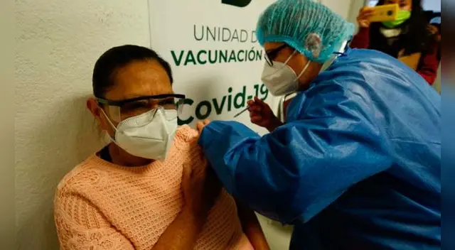 Bolivia recibió el miércoles 500.000 dosis de la farmacéutica china destinadas a más de 200.000 médicos y trabajadores sanitarios. Bolivia recibió el miércoles 500.000 dosis de la farmacéutica china destinadas a más de 200.000 médicos y trabajadores sanitarios.